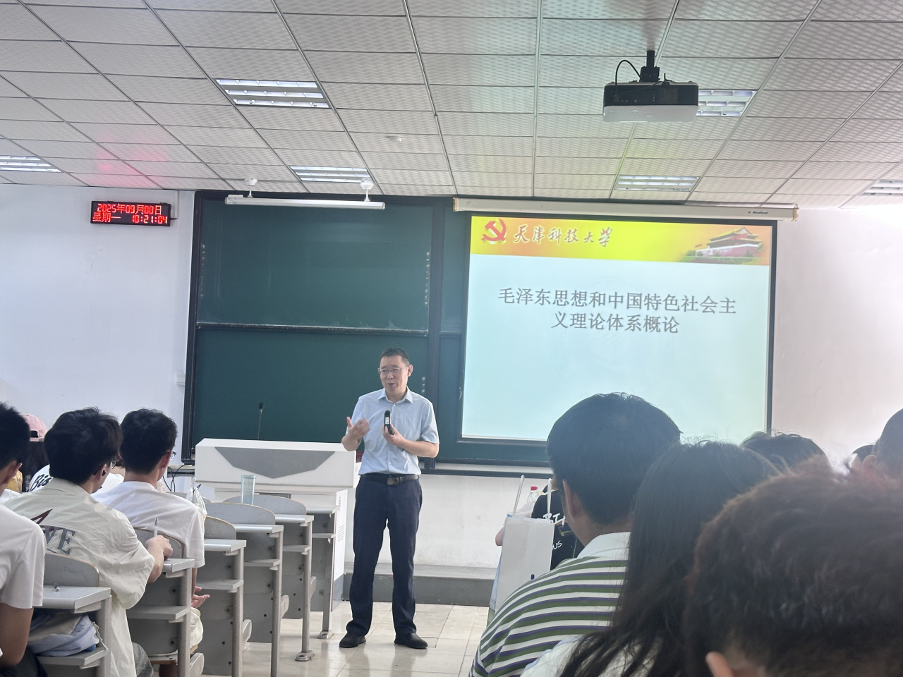 马克思主义学院领导班子开学首日集体巡视思政课堂